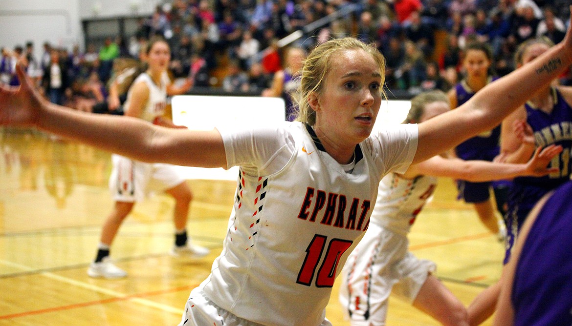 Rodney Harwood/Columbia Basin Herald 
Kendall Kemp pressures the inbounds pass during the fourth quarter of Tuesday&#146;s game with Connell.