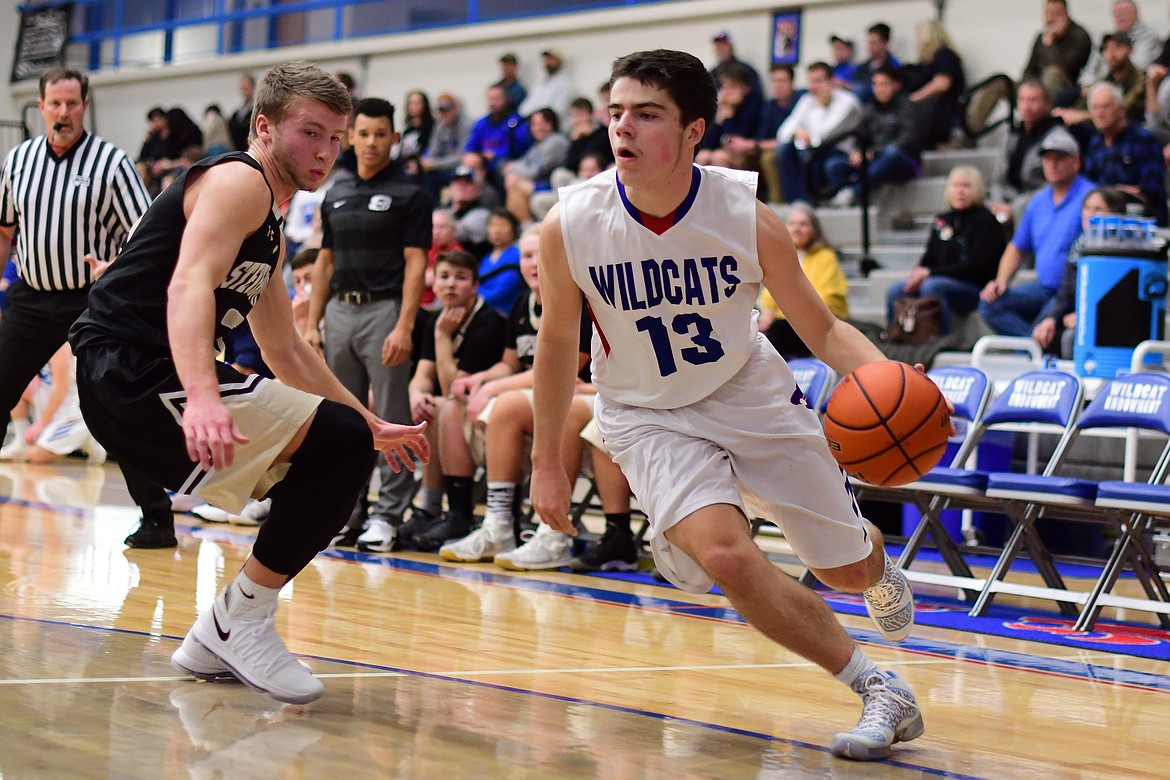 Dillon Shipp drives to the basket in the first quarter against the Yellowjackets Saturday. Shipp scored 18 to lead the Wildcats in the win. (Jeremy Weber photo)