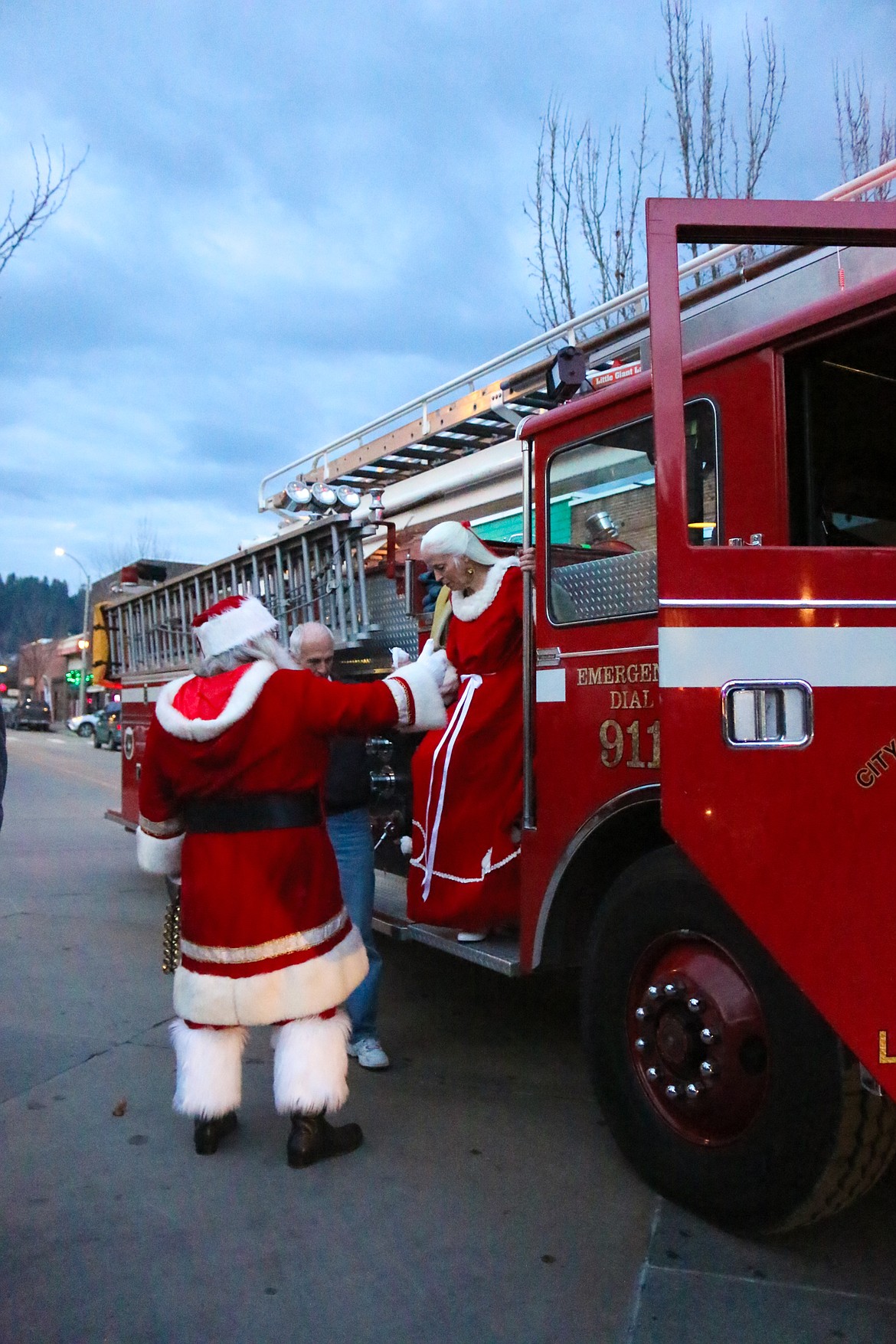 Photo by MANDI BATEMAN
Santa and Mrs. Claus arrived in style in a Bonners Ferry fire engine.