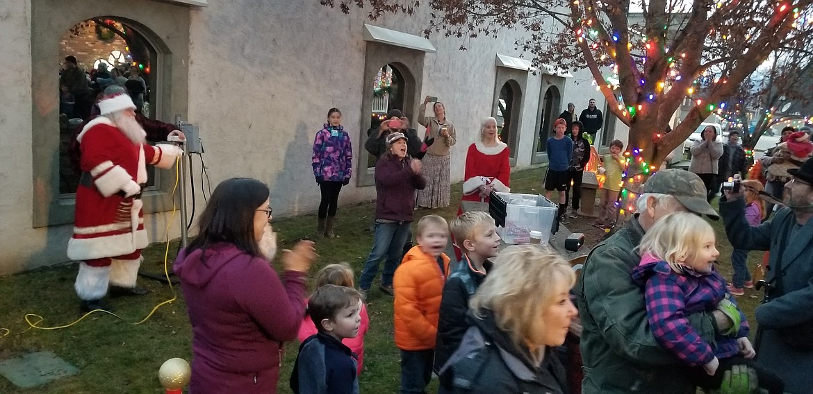 Photo by MANDI BATEMAN
Santa Claus plugs in the lights for the Christmas tree in downtown Bonners Ferry.