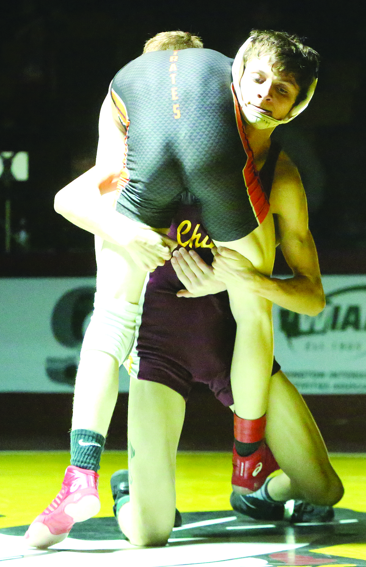 Connor Vanderweyst/Columbia Basin Herald
Moses Lake 113-pounder Riley Burgess looks to take down Dominic Sowers of Davis.