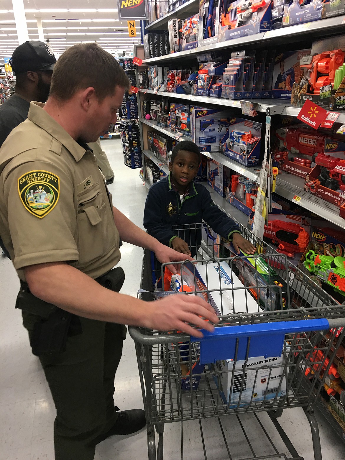 Richard Byrd/Columbia Basin Herald
Grant County Sheriff&#146;s Deputy Jake Fisher discusses the finer points of Nerf weaponry with 7-year-old Ocie Richie of Moses Lake at Tuesday&#146;s Shop with a Cop event.