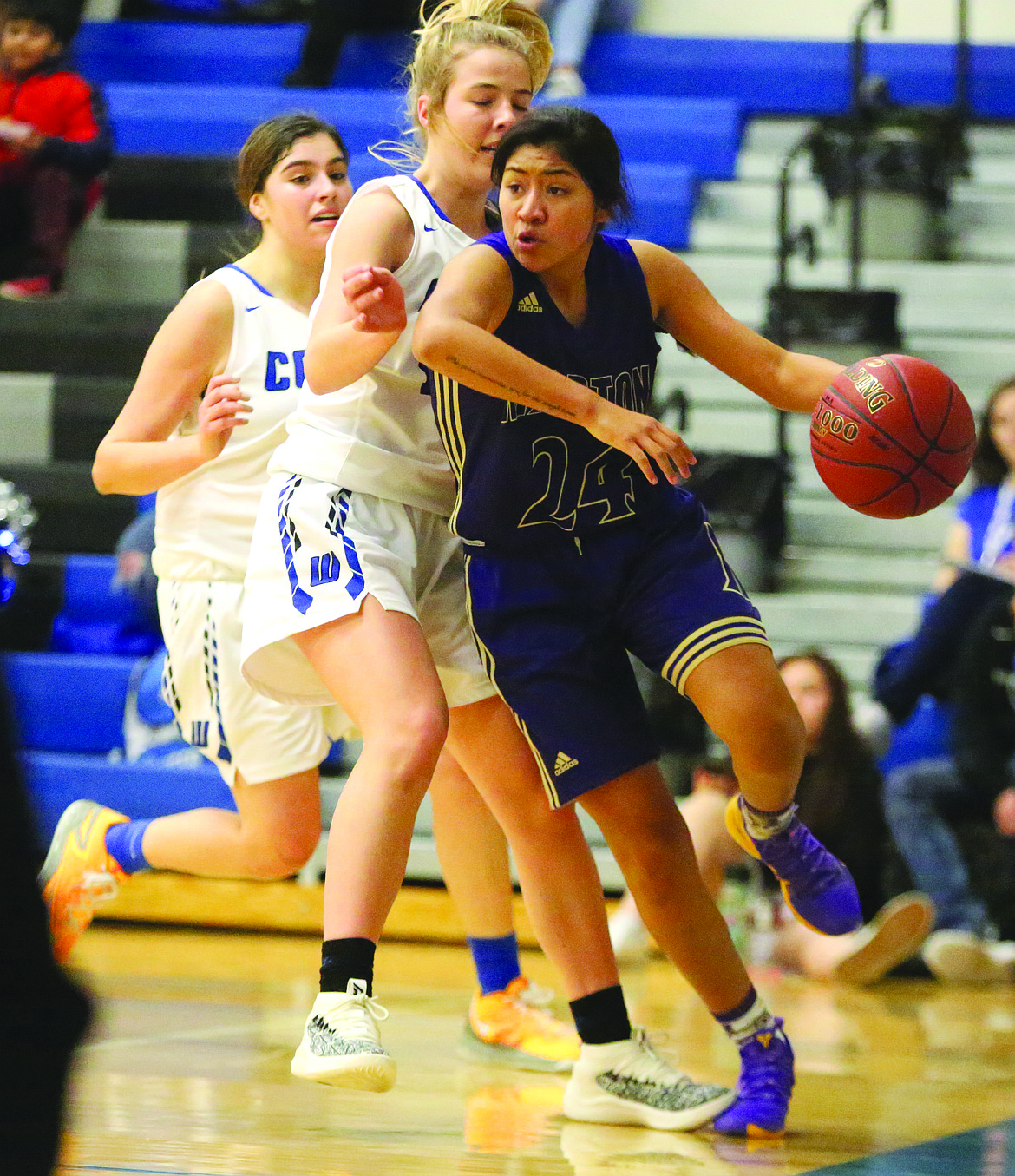 Connor Vanderweyst/Columbia Basin Herald
Mabton's Kassandra Hernandez (24) tiptoes the baseline while being guarded by Warden's Jaryn Madsen.