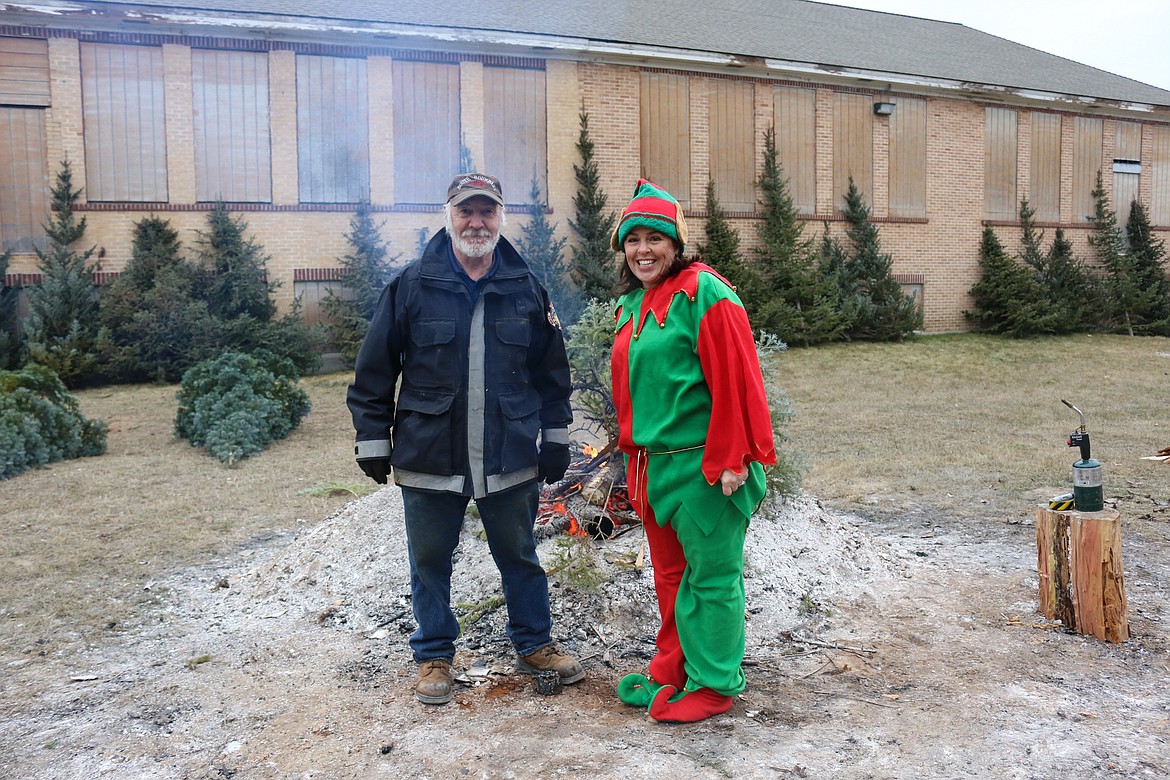 Photo by MANDI BATEMAN
Firefighters and elves warmed themselves by the fire.