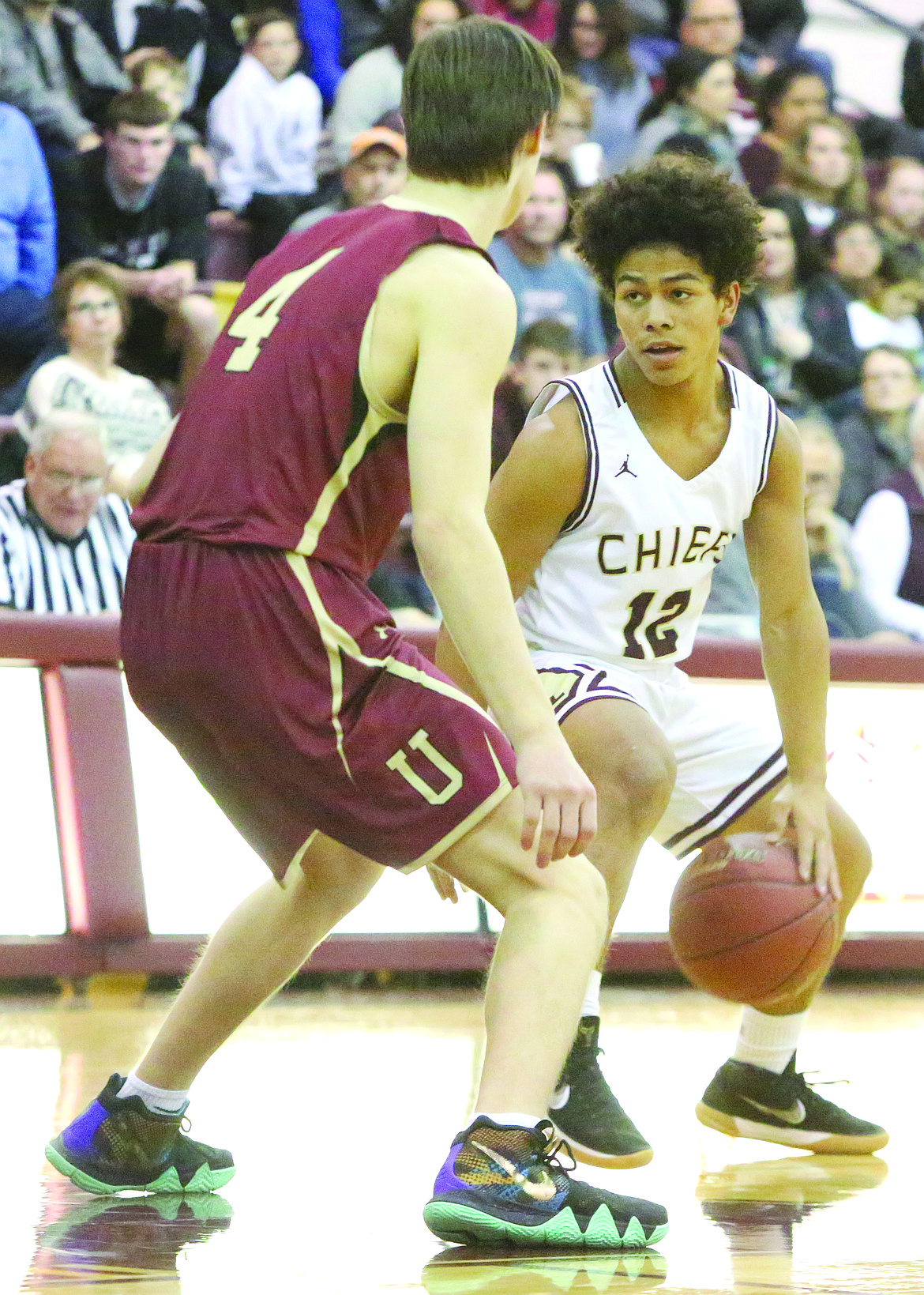 Connor Vanderweyst/Columbia Basin Herald
Moses Lake point guard Lerenz Thomas (12) sizes up University defender Logan Dreher.