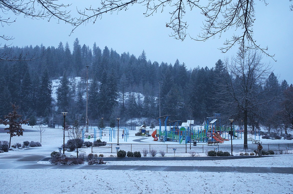 Snow starts to stick as temperatures drop Wednesday afternoon in downtown Coeur d'Alene. (LOREN BENOIT/Press)