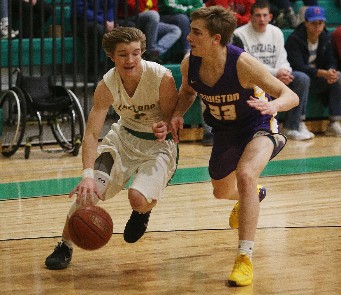 Lakeland&#146;s Jaret Taylor dribbles the ball around Lewiston defender Connor Spencer in Thursday night&#146;s game at Lakeland High. (LOREN BENOIT/Press)