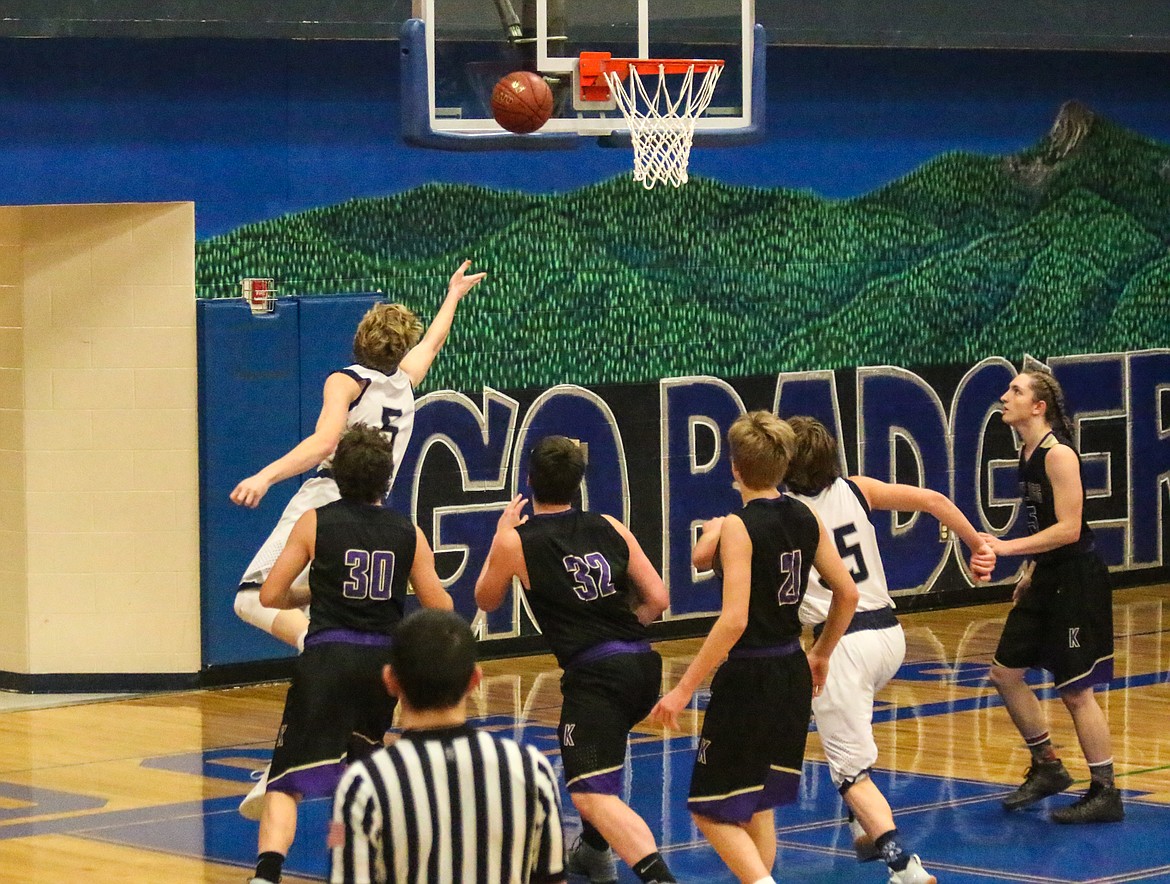 Photo by MANDI BATEMAN
Seth Bateman shooting around the defensive players.