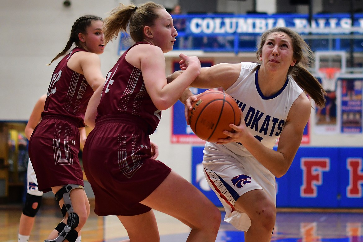 Wildkat Josie Windauer takes the ball inside against Hamilton&#146;s Phoebe Howard Saturday. (Jeremy Weber photo)