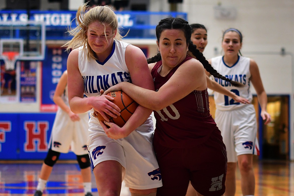 Wildkat Savvy Ellis battles Hamilton&#146;s Mariola Tesoro for a loose ball Saturday. (Jeremy Weber photo)