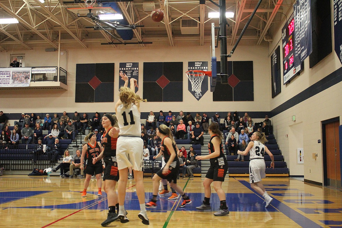 Photo by TANNA YEOUMANS
Jerzie Pluid once again uses her height to shoot over Priest River defense.