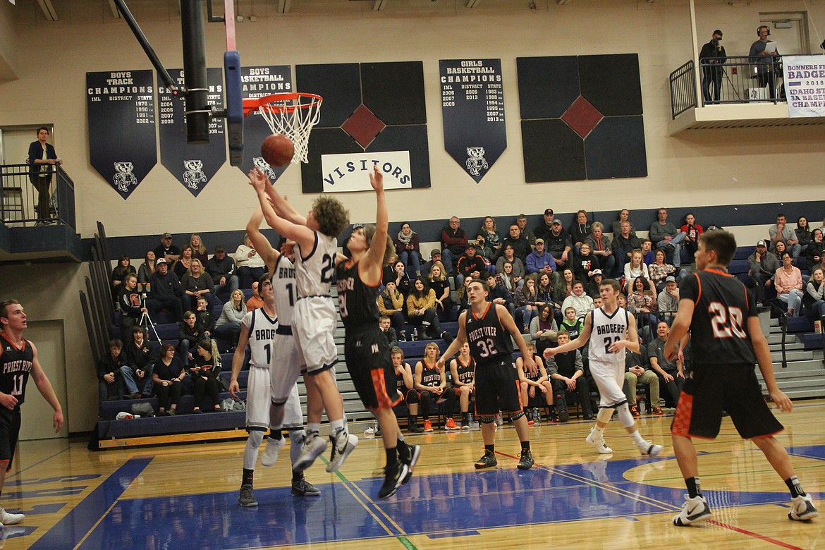 Photo by TANNA YEOUMANS
Dalin Foster worked around the Priest River defense to score.