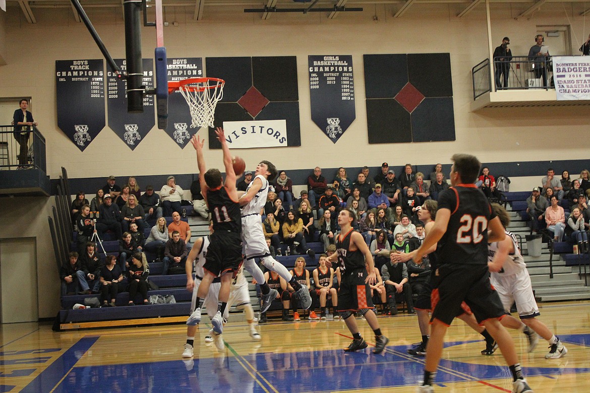 Photo by TANNA YEOUMANS
The Badgers won agains Priest River 82-54.