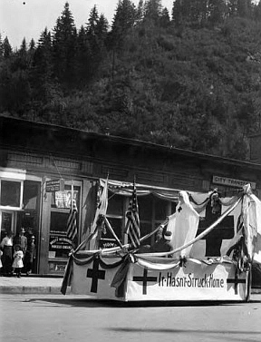 Red Cross float, July 4, 1918, parade, Wallace (image has been cropped).