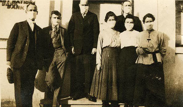 Bank employees in Pullman, Wash., wearing masks, 1918.