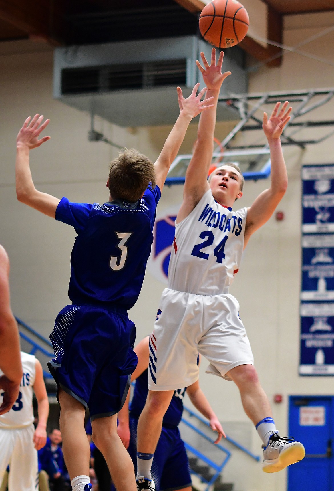 Logan Bechtel takes a tougher jumper over Corvallis&#146;s Tanner Jessop Saturday. (Jeremy Weber photo)