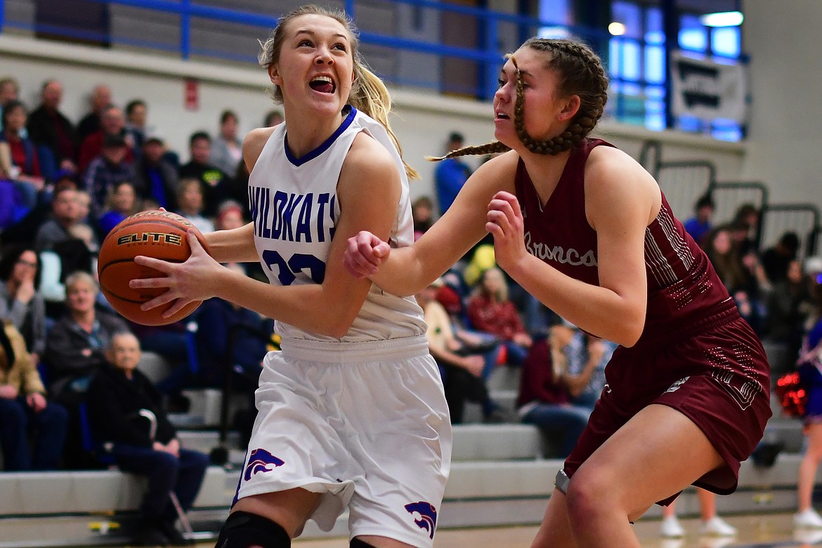 Wildkat Ryley Kehr drives past Hamilton&#146;s Phoebe Howard during the second quarter Saturday. (Jeremy Weber photo)