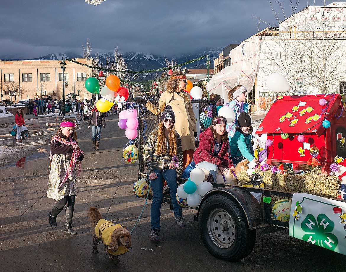 A 4-H float rounds the last bend.