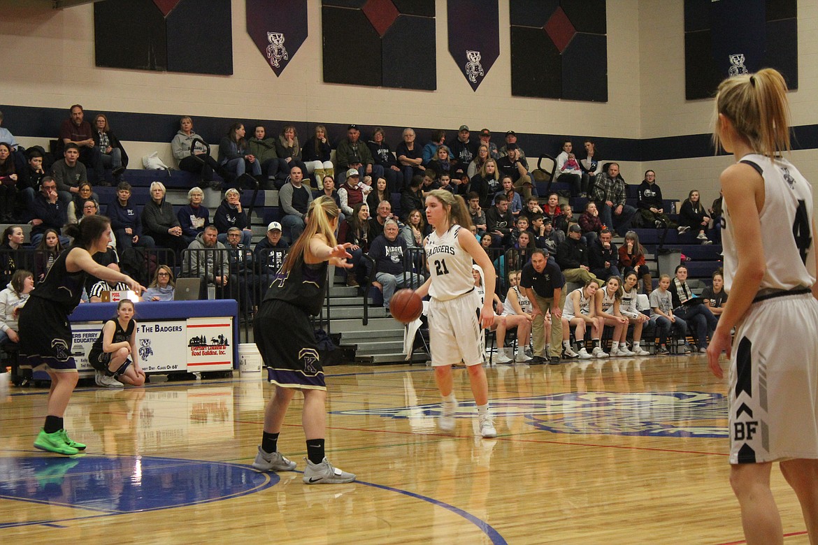 Photo by TANNA YEOUMANS
Holly Ansley working around the Wildcat defense.