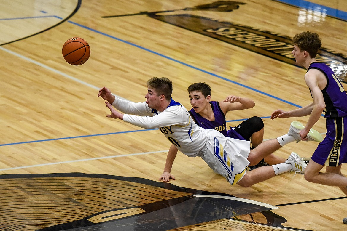 Libby senior JJ Davis dives for a ball knocked loose by Polson junior Ryker Wenderoth Saturday. (Ben Kibbey/The Western News)