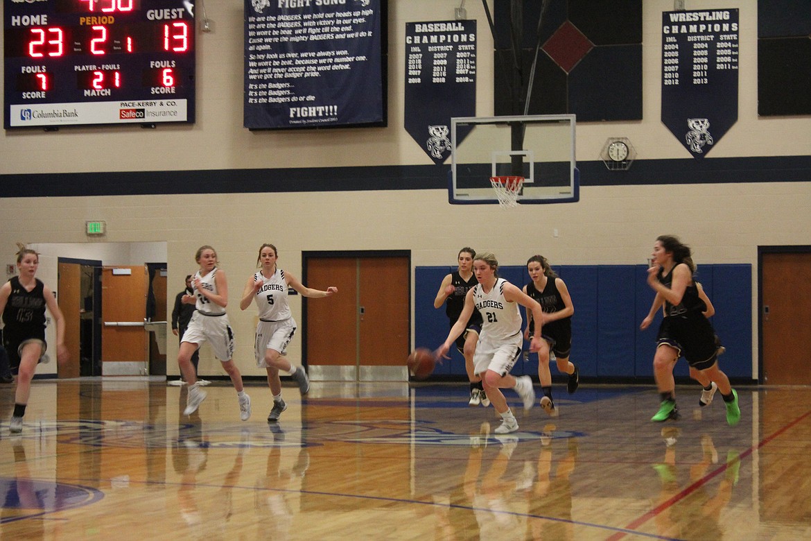 Photo by TANNA YEOUMANS
Holly Ansley bringing the ball back across the court.