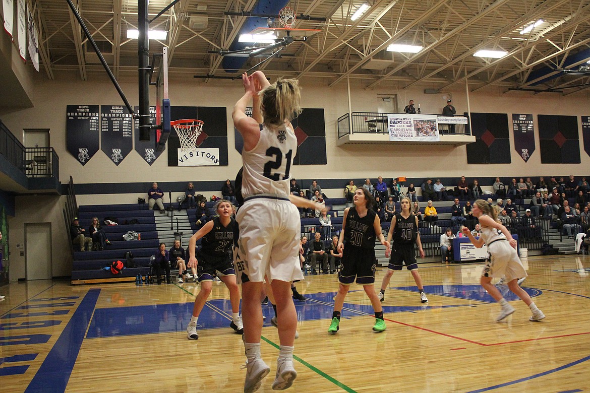 Photo by TANNA YEOUMANS
Holly Ansley taking a shot with Wildcat defensive players watching for a rebound.