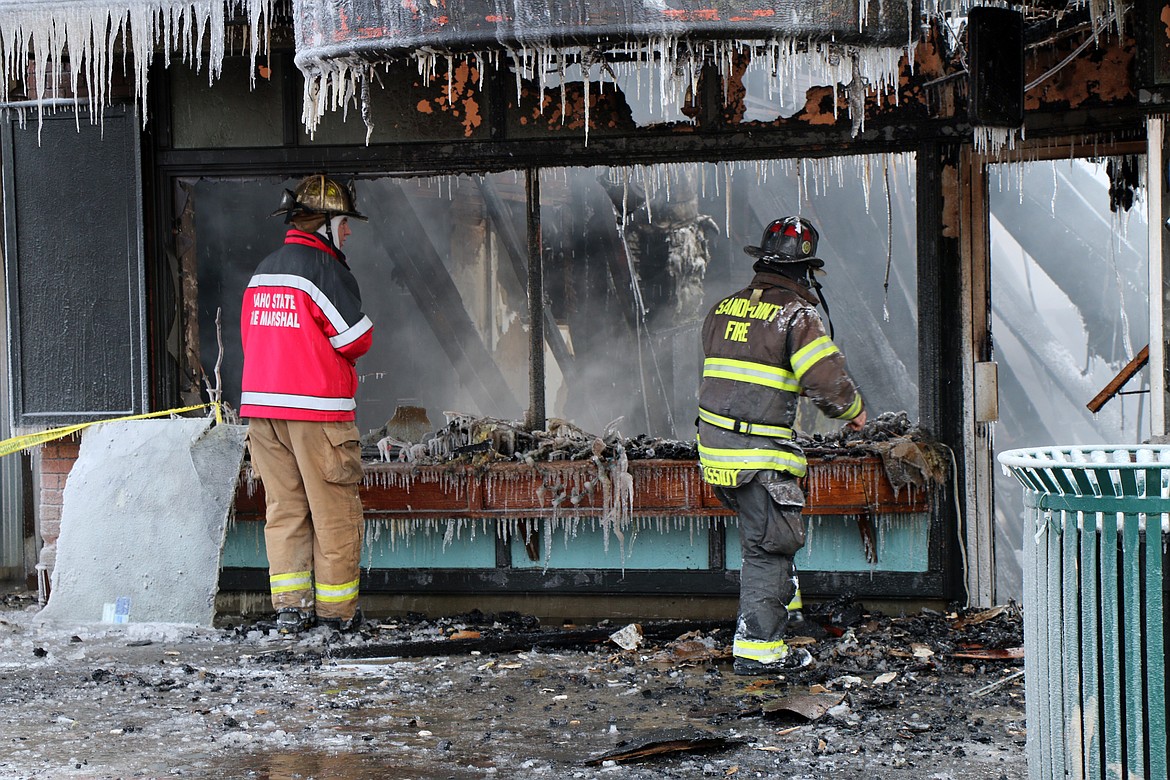 (Photo by CAROLINE LOBSINGER)
An Idaho State fire marshal joins Selkirk Fire Capt. Glen Cassidy in front of the Headlines hair salon as crews begin what is expected to be a days-long investigation into the fire&#146;s cause.