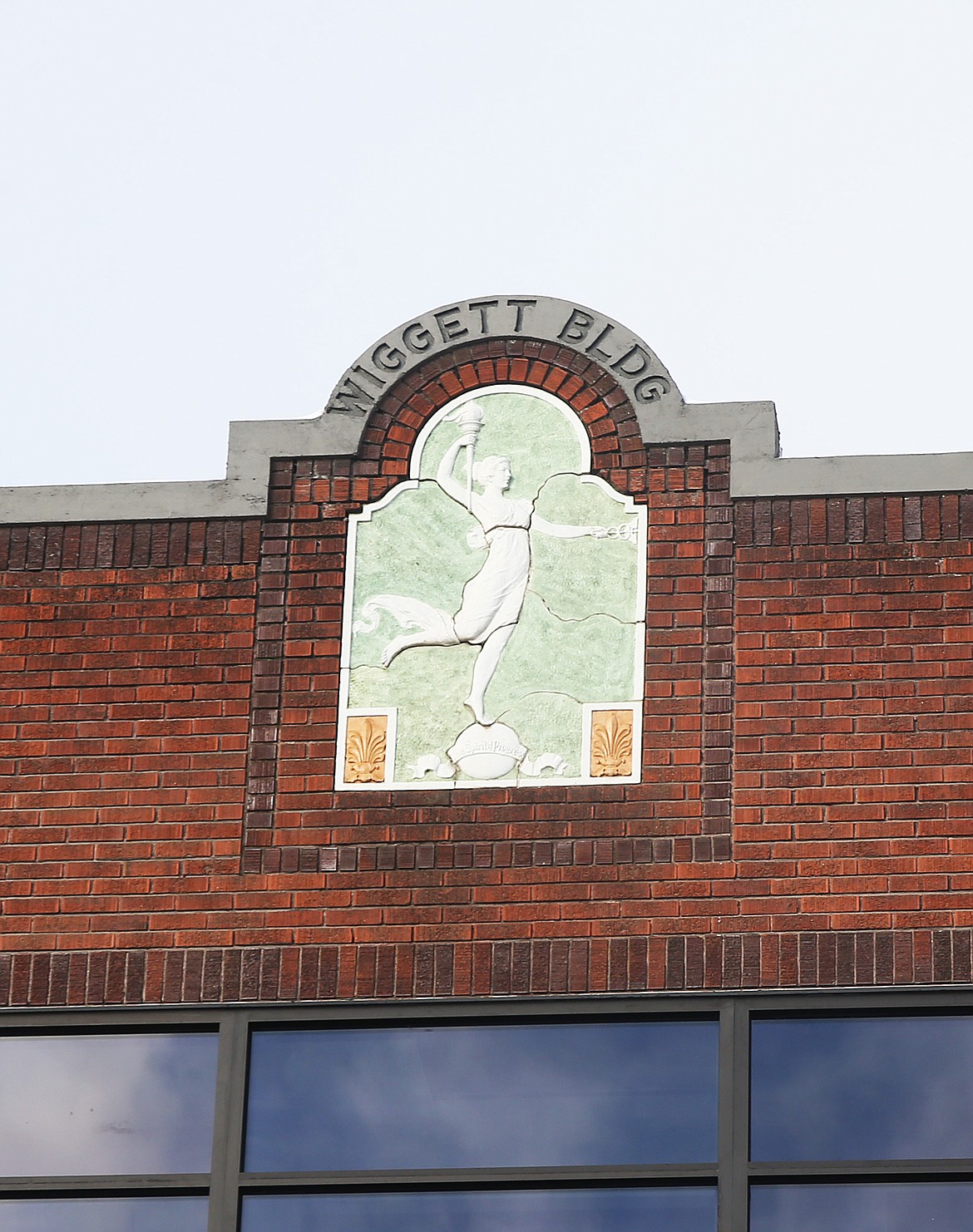 The building has a unique feature on the front outer wall: a sculpted medallion made by Scottish-American sculptor J. Massey Rhind.