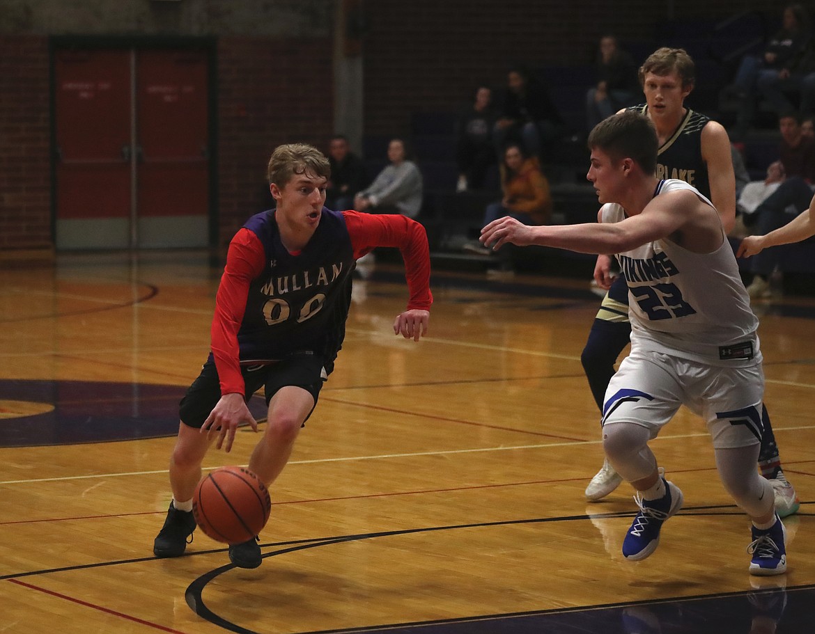 (Photo by KYLE CAJERO)
Sandpoint senior guard Bruin Jones drives to the basket against Coeur d&#146;Alene&#146;s Connor King during the District 1 All-Star game, which was held on March 8.