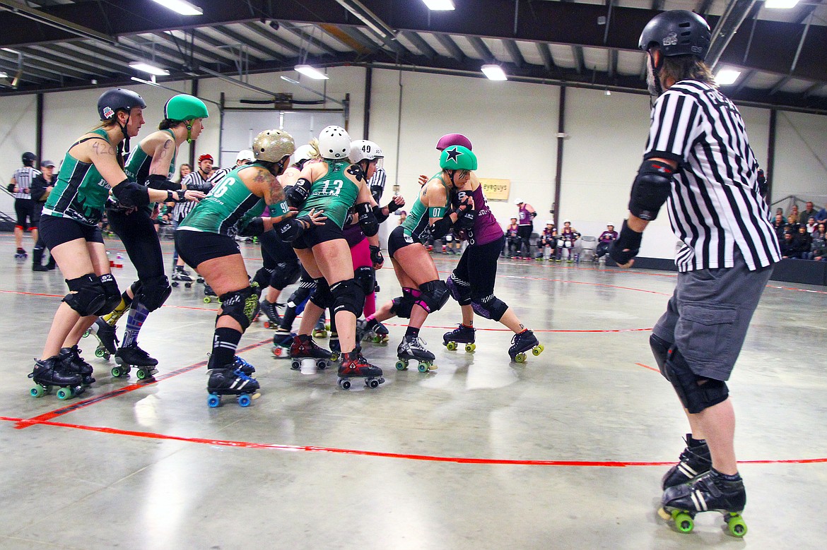 Jammer Samantha &#147;Seymour Guts&#148; Houseman, in the starred helmet, pushes past Rodeo City blocker Nicole &#147;Master Bouter&#148; Krauss to break free of the pack while the rest of the Snake Pit Derby Dames try to push the Rodeo City jammer out of bounds in the center of the track. (ANDREAS BRAUNLICH/Coeur Voice)