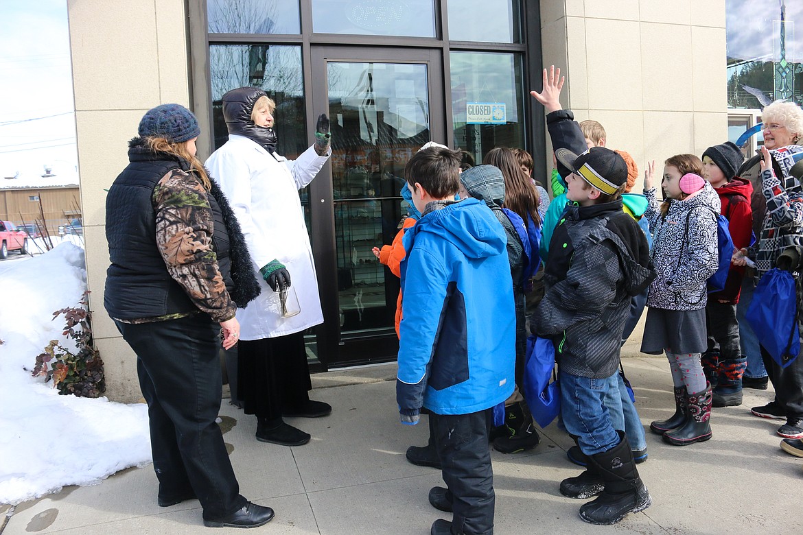 Photo by MANDI BATEMAN
Students speak with the dentist about what it was like to see a dentist a century ago.