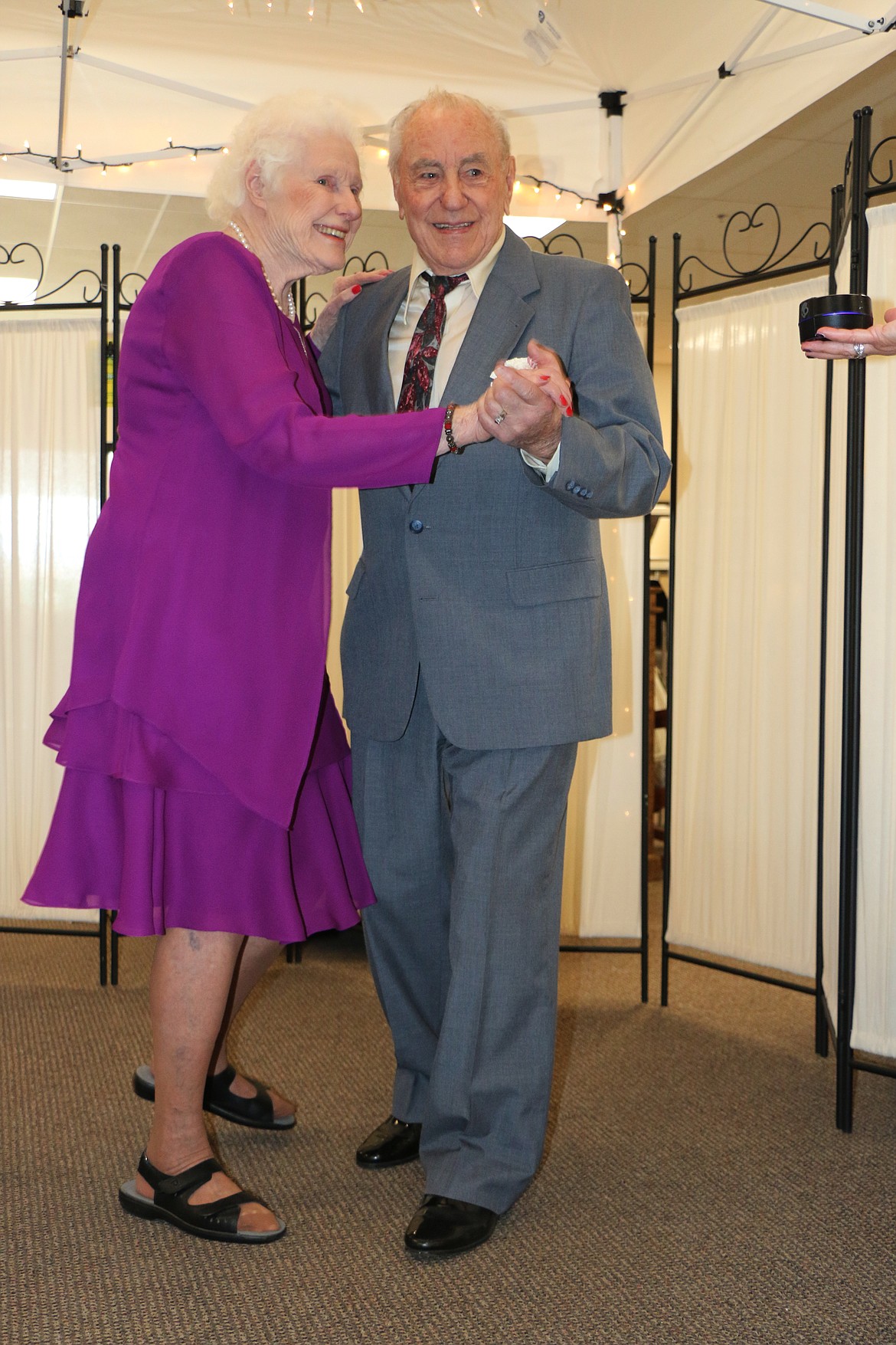 (Photo by CAROLINE LOBSINGER)
Doris and Glenn Hescock enjoy their first dance as a married couple.