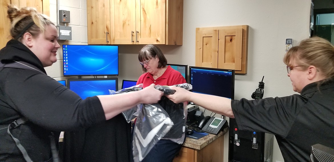 Photo by MANDI BATEMAN
Madison Parker receives her t-shirt from Crystal Denton.