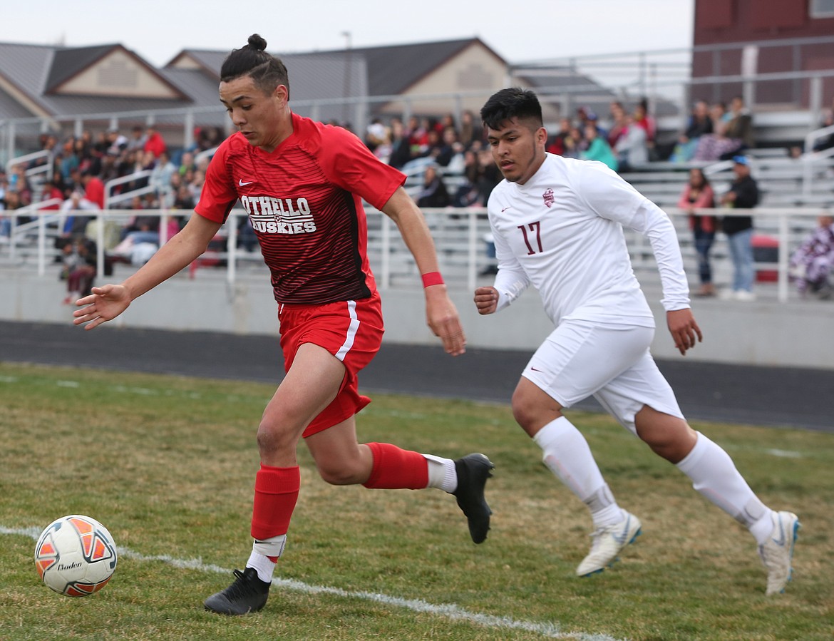 Connor Vanderweyst/The Sun Tribune
Othello forward Christian Arvizu (red) dribbles away from the Toppenish defense.