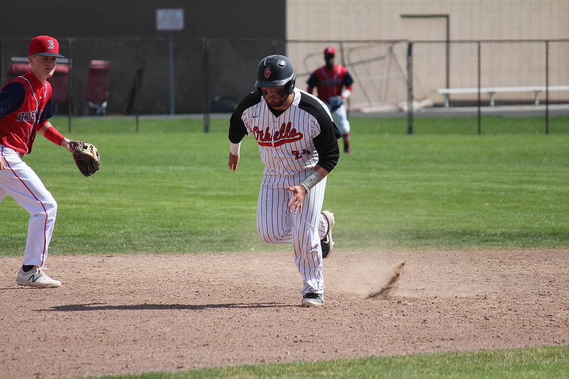 Cheryl Schweizer/Columbia Basin Herald

Jay Rodriguez digs for third during the Othello-Brewster baseball game Saturday.