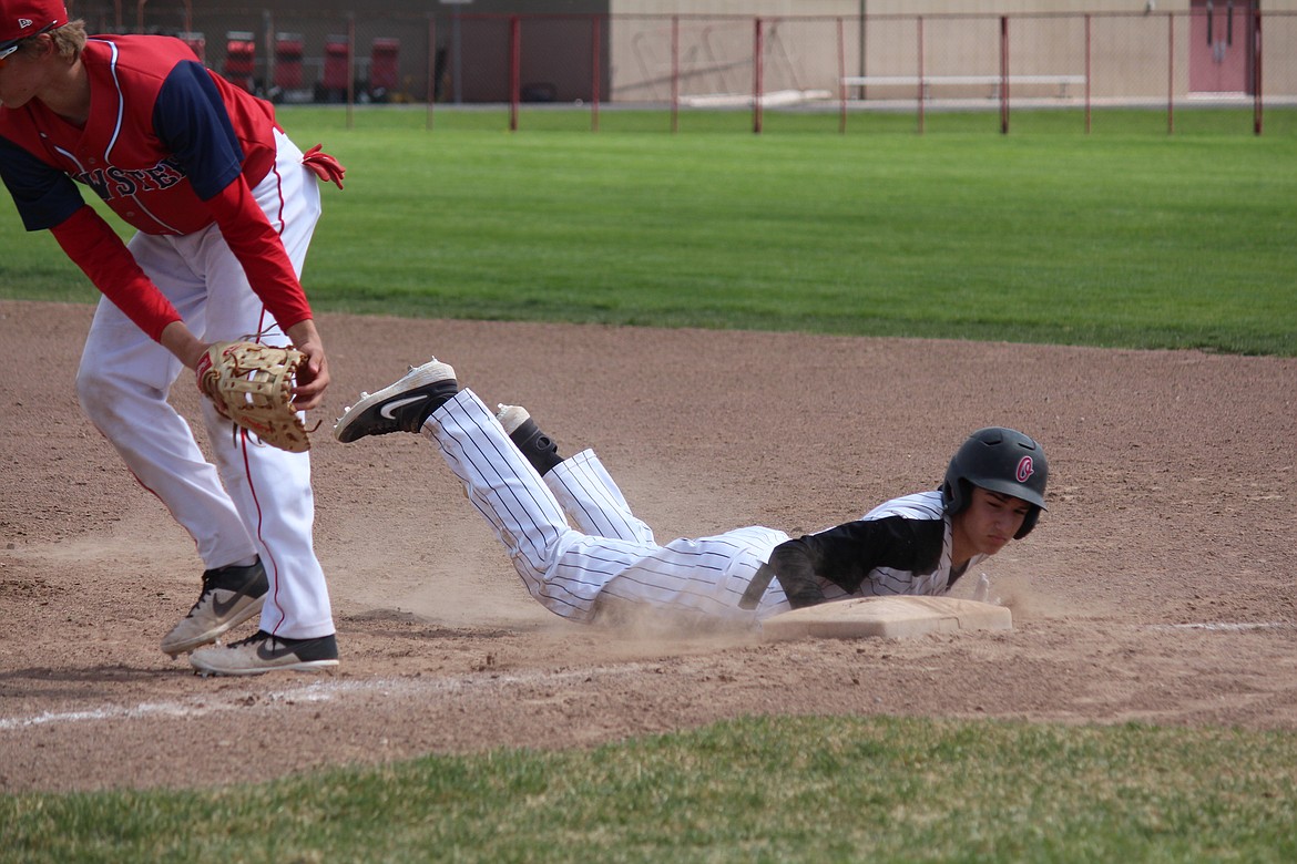 Cheryl Schweizer/Columbia Basin Herald

Jonathan Ozuna makes it safely back to first during the Othello-Brewster baseball game Saturday.