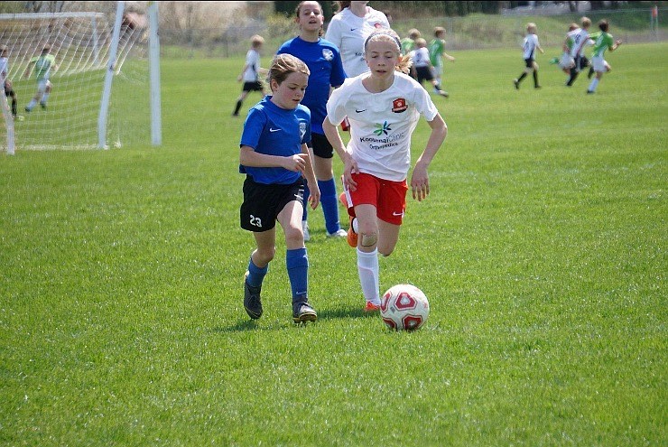 The Thorns &#146;07 girls soccer team beat the Spokane Scotties 4-1 last weekend. Pictured is Emma Decker, right, of the Thorns, helping out the defense.
Courtesy photo