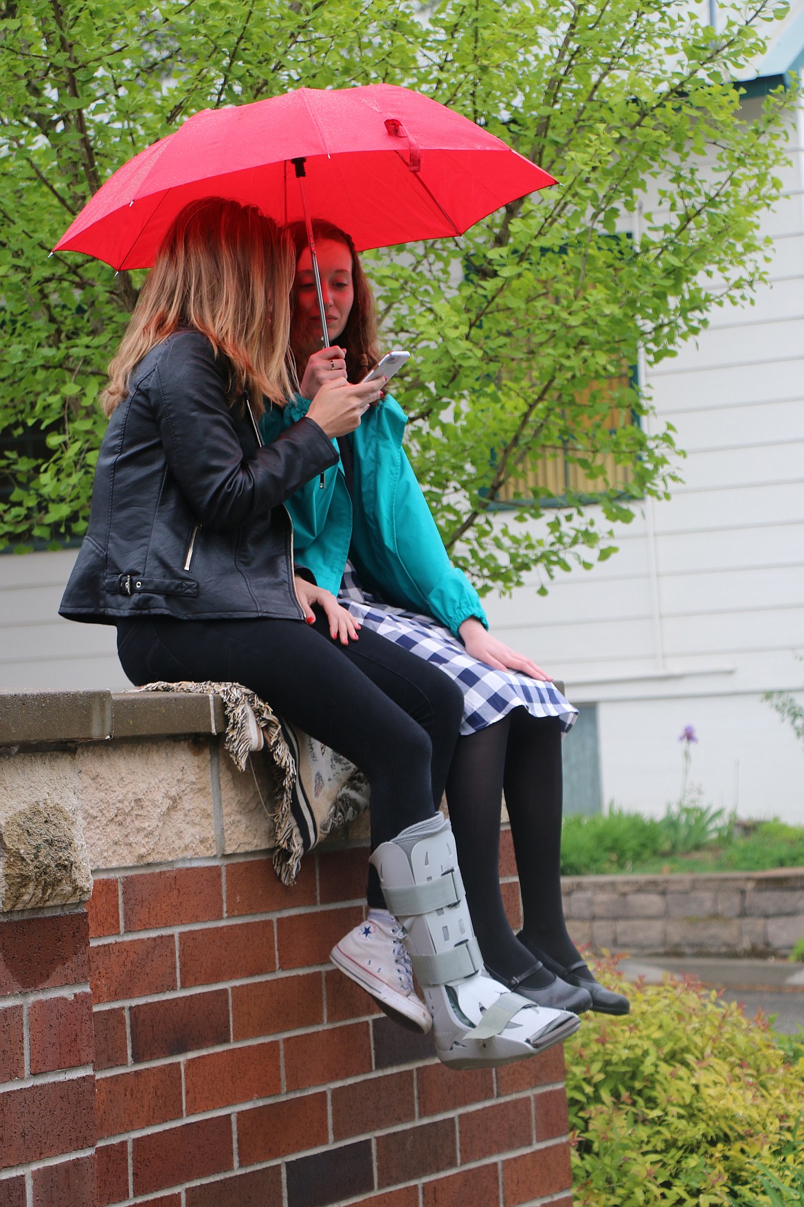 (Photo by CAROLINE LOBSINGER)A pair of teens find a spot on Church Street to watch the Lost in the &#146;50s parade.