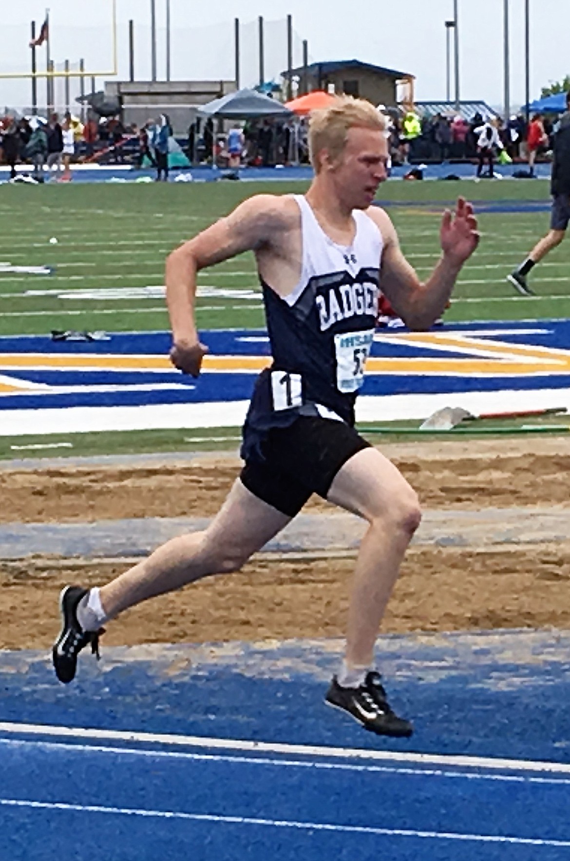 Photo by TERESA RAE
Justin Mendenhall running the 400.