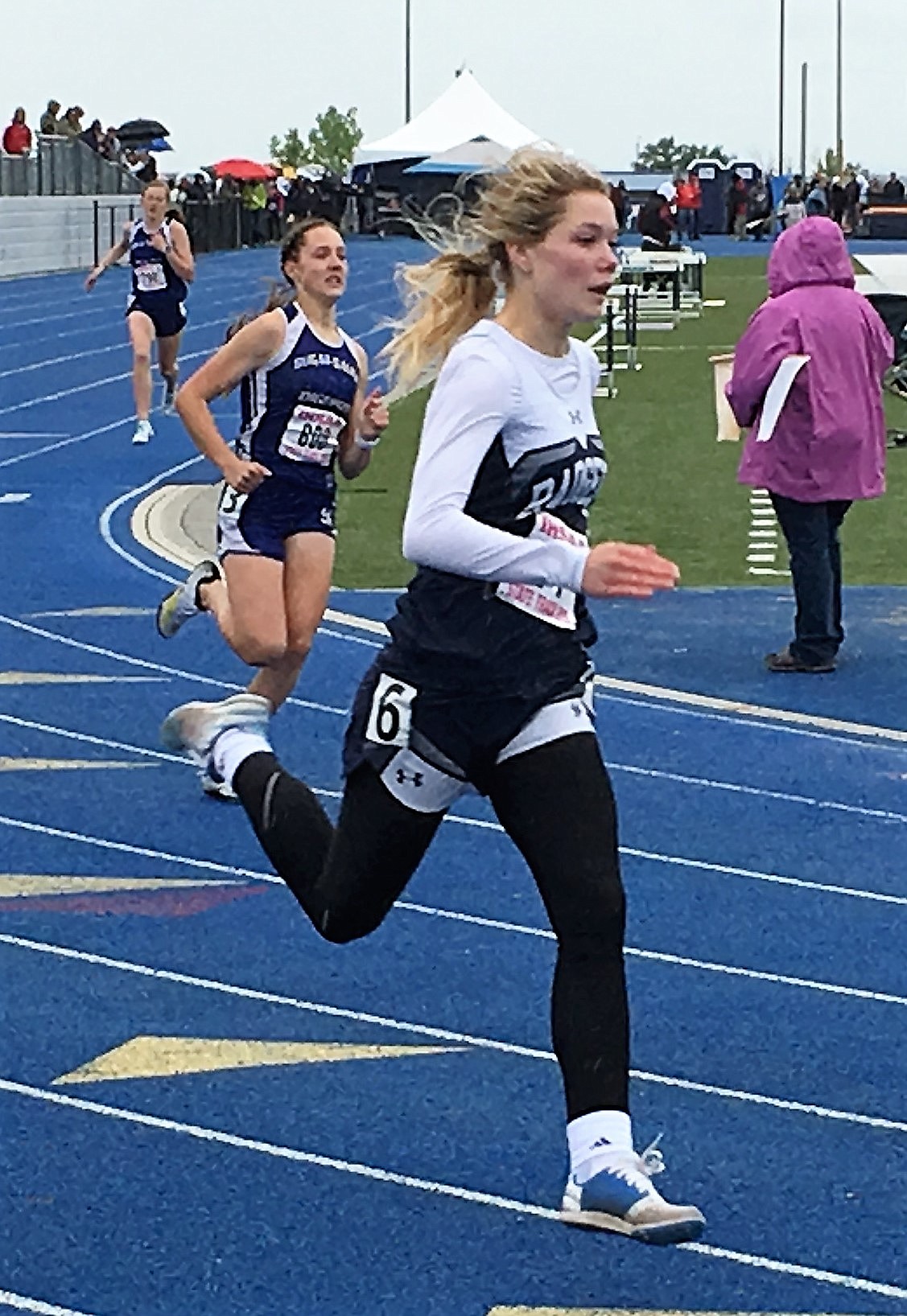 Photo by TERESA RAE
Emma Pinkerton running the 400.