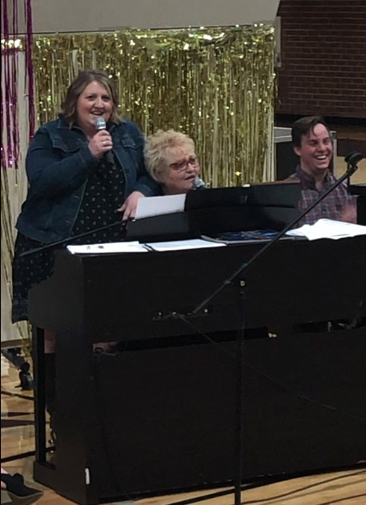 Courtesy photo
Joy Persoon and her daughter, Kenzie Lewis, sing together during Persoon&#146;s final concert at Kellogg High School.