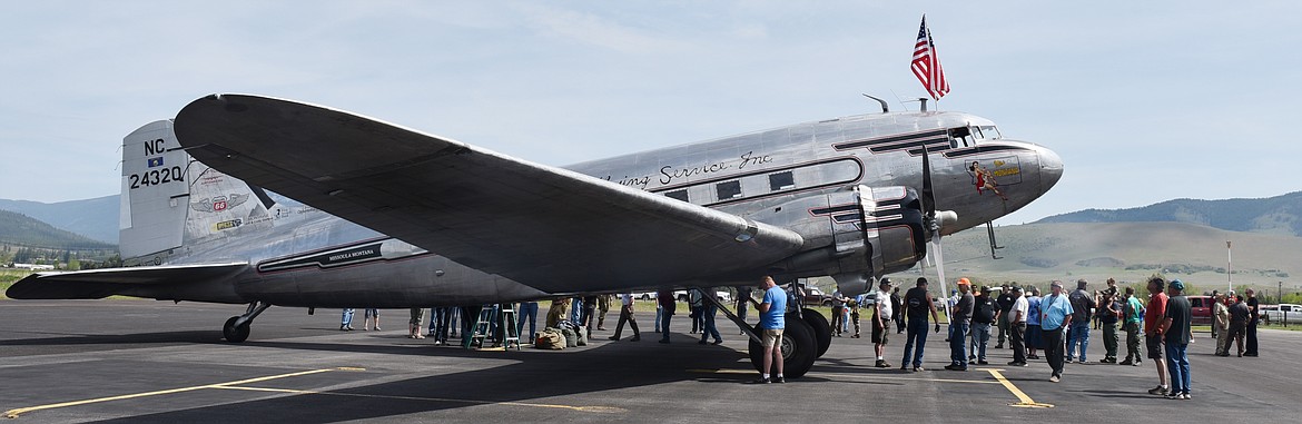 A CROWD of well-wishers, family, friends, and aeronautical enthusiasts welcomed the Miss Montana crew with curiosity, cheers, and hugs and lined up to get a chance to look inside the iconic aircraft.