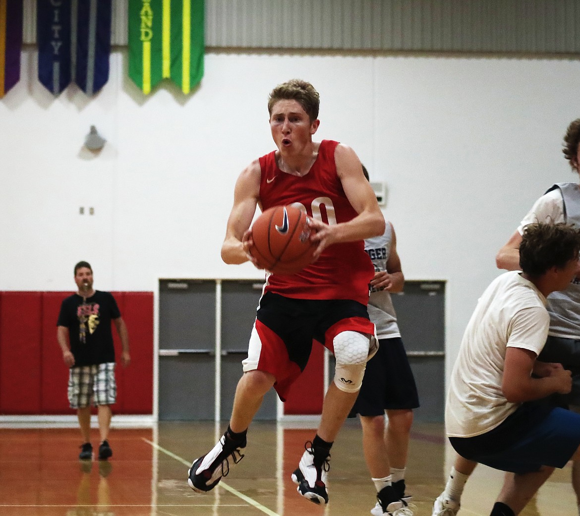 (Photo by KYLE CAJERO)
Sandpoint senior Kobe Banks prepares to pass in transition against Bonners Ferry on June 18.