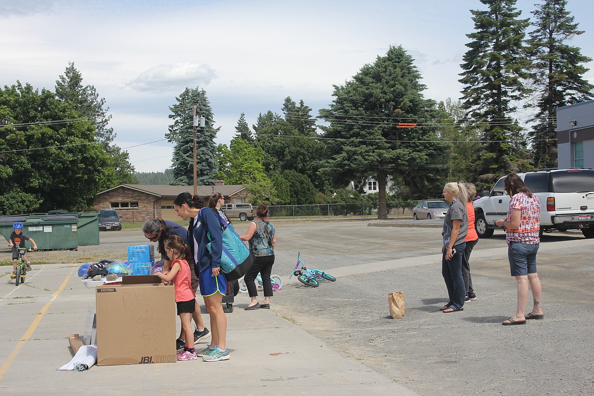 Photo by TANNA YEOUMANS
The Boundary County School District provided sack lunches to attendees. Parents stood by as the children learned.