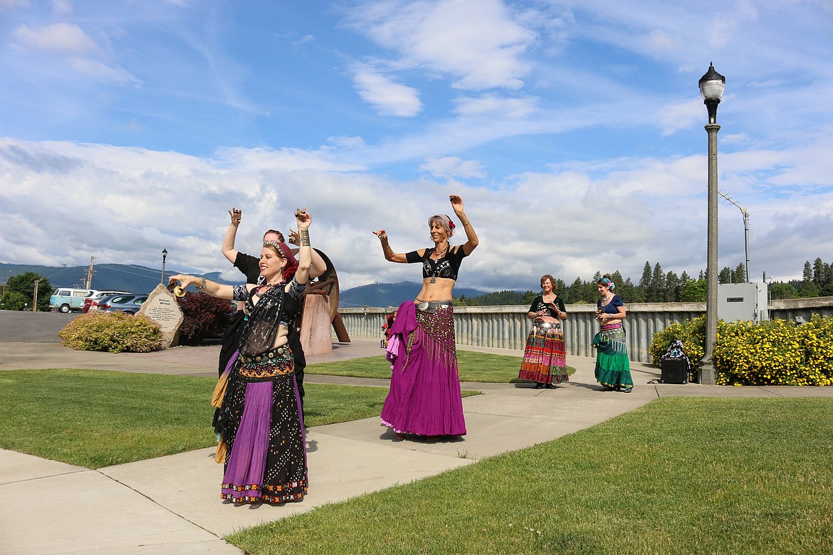 Photo by MANDI BATEMAN
The race runners had many sights along the way, from belly dancers to musicians.