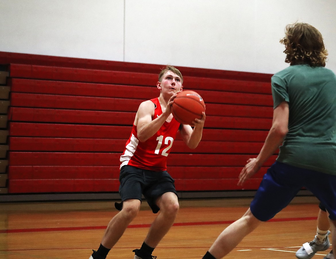 (Photo by KYLE CAJERO)
Sandpoint's Preston Pettit prepares to shoot during a scrimmage against Bonners Ferry on June 18.