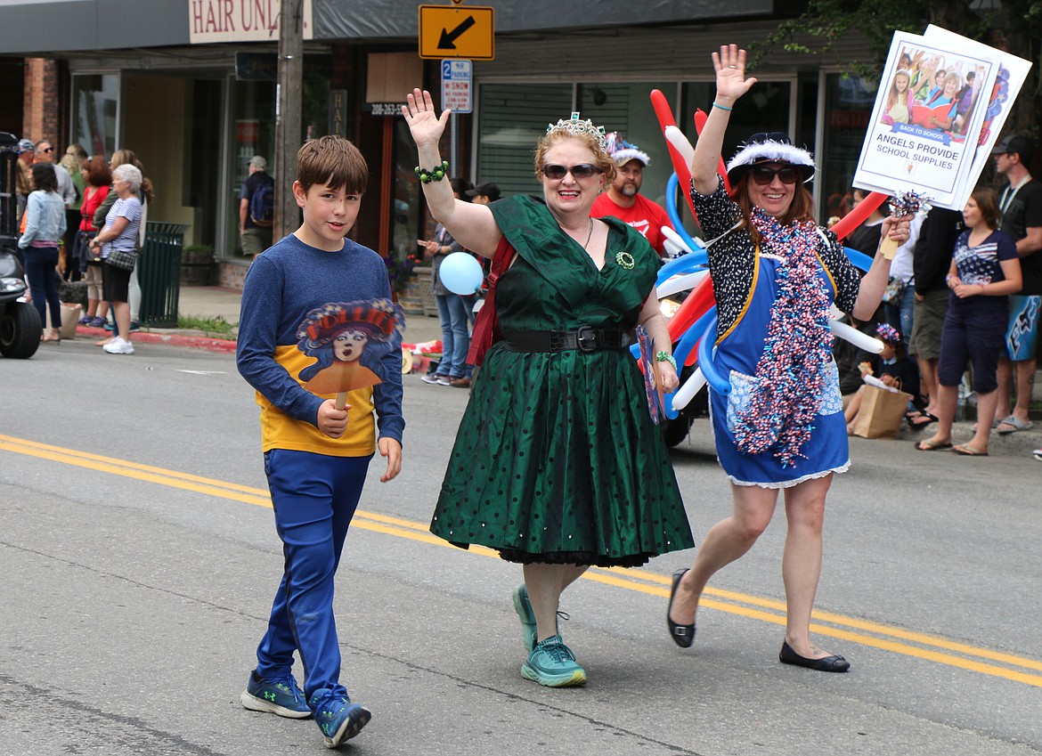 (Photo by CAROLINE LOBSINGER)
Kate McAlister, center, grandson Jackson Enberg, left, and daughter Jessica Enberg, right, make their way down First Avenue as part of the Angels Over Sandpoint parade contingent taking part in the Sandpoint Lions&#146; Fourth of July Grand Parade SNP.