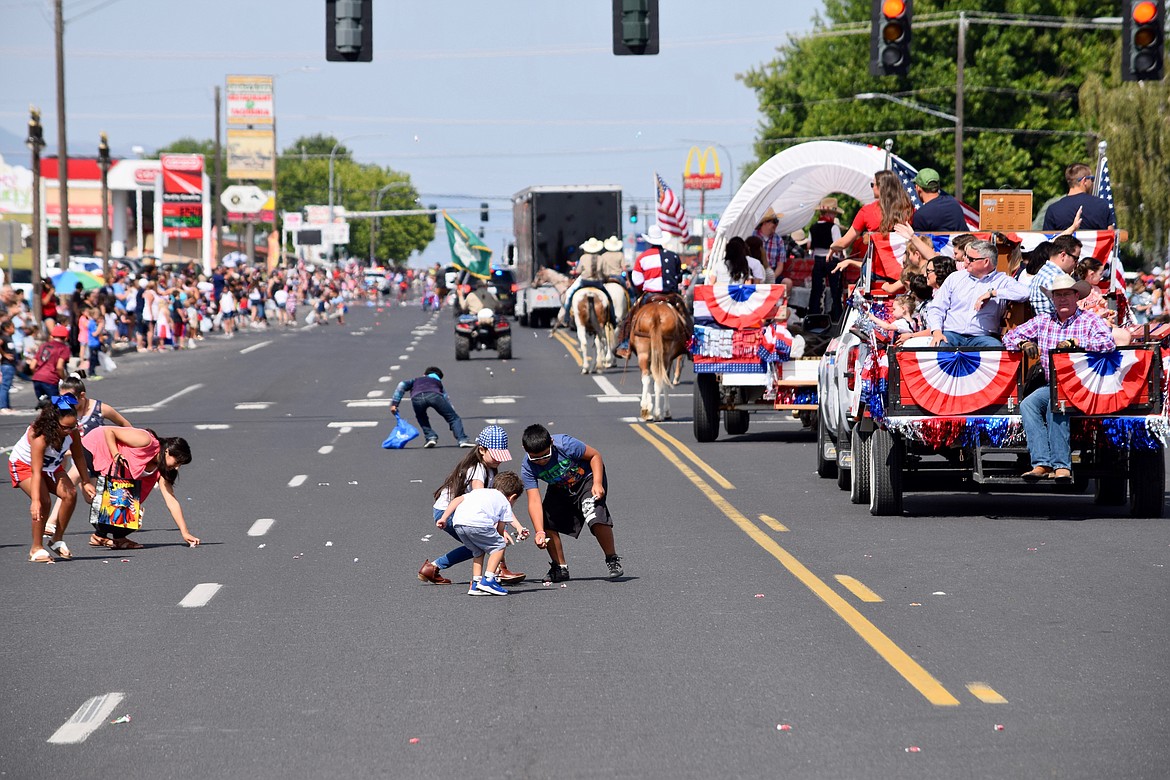 Charles H. Featherstone/Sun Tribune
Kids scramble into the street in their quest for candy at the Fourth of July parade in Othello Thursday.