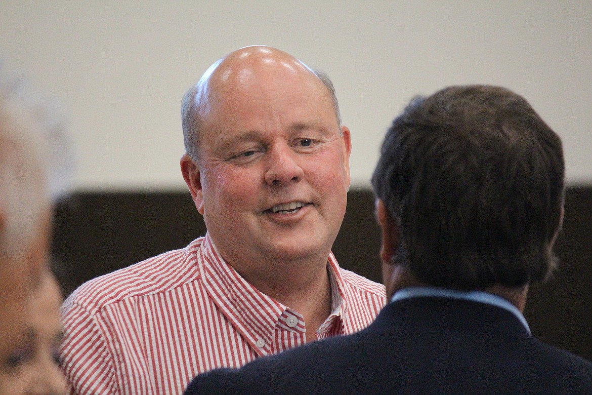 Richard Byrd/Sun Tribune
Othello Mayor Shawn Logan speaks with attendees at the ACDC banquet.