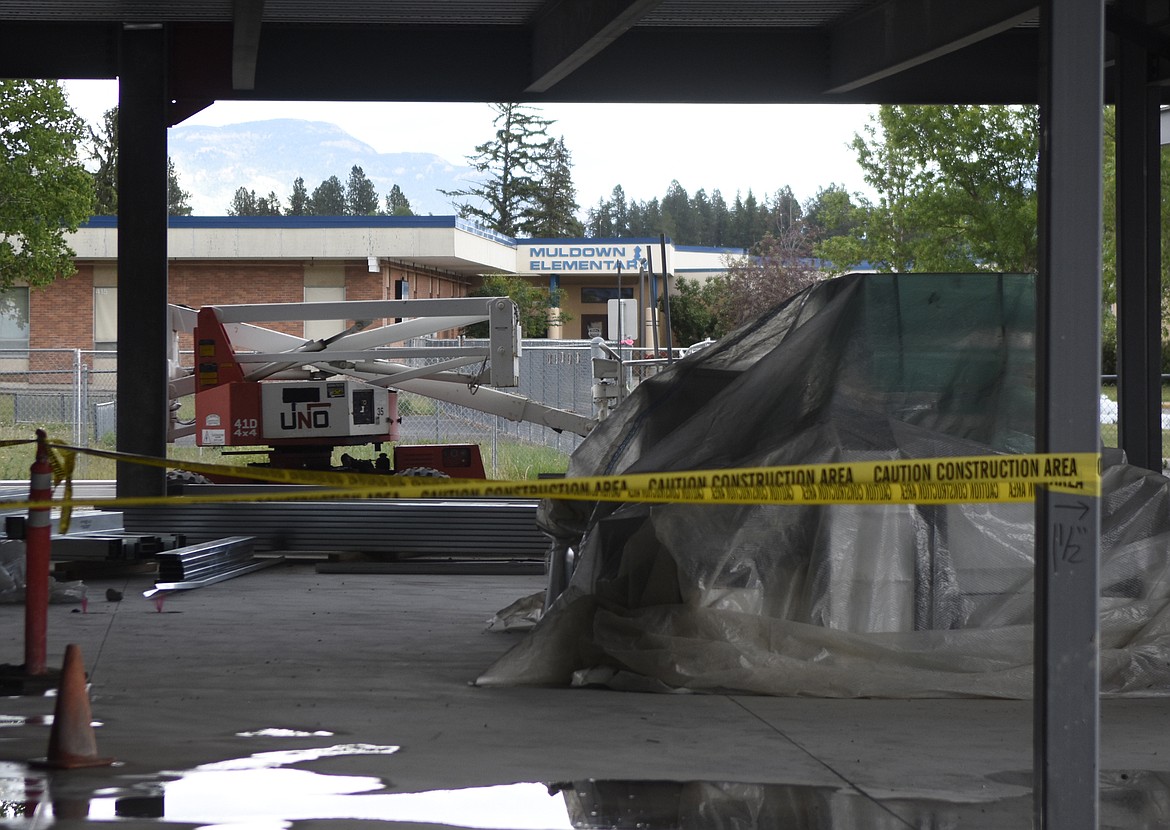 The current Muldown schools sits behind the under-construction new school. (Daniel McKay/Whitefish Pilot)